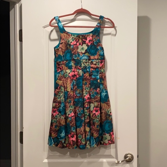 Beautiful Dress - Picture 2 of 2